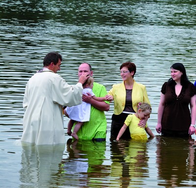 Taufe in der Elbe